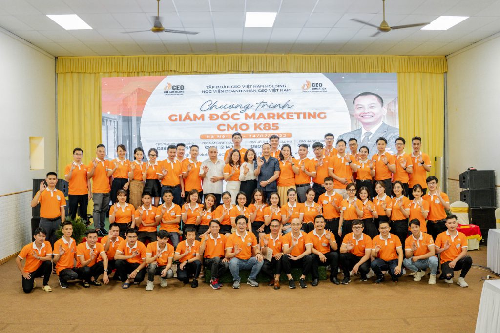 ông Ngô Minh Tuấn cùng các học viên của khoá CMO - Giám đốc Marketing K85 Học viện Doanh nhân CEO Việt Nam